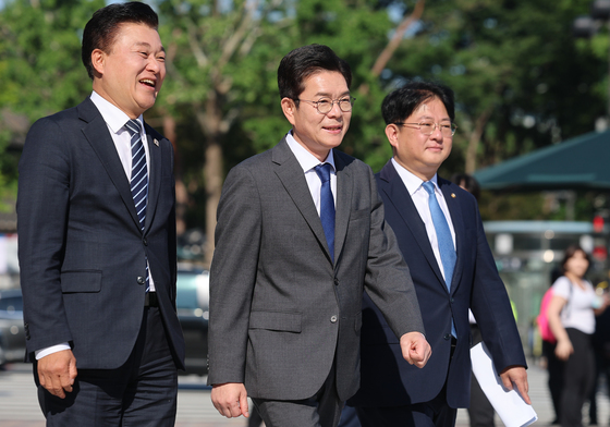 나란히 입장하는 정원오·신용한 후보