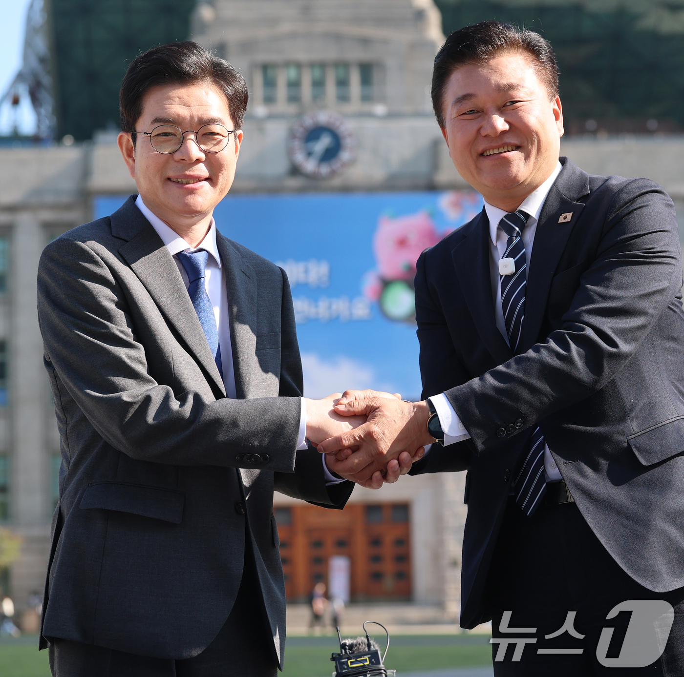 (서울=뉴스1) 오대일 기자 = 정원오 더불어민주당 서울시장 후보와 신용한 더불어민주당 충북도지사 후보가 13일 서울시청 앞 광장에서 열린 "대한민국의 미래를 함께 열겠습니다" 서 …