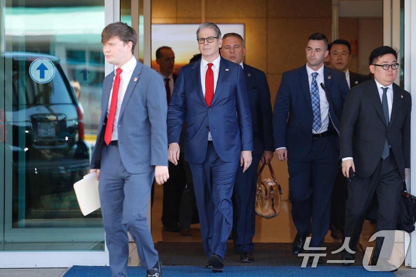 본문 이미지 - 스콧 베선트 미국 재무부 장관이 13일 오전 인천국제공항 1터미널에서 나와 이동하고 있다. 2026.5.13 ⓒ 뉴스1 안은나 기자