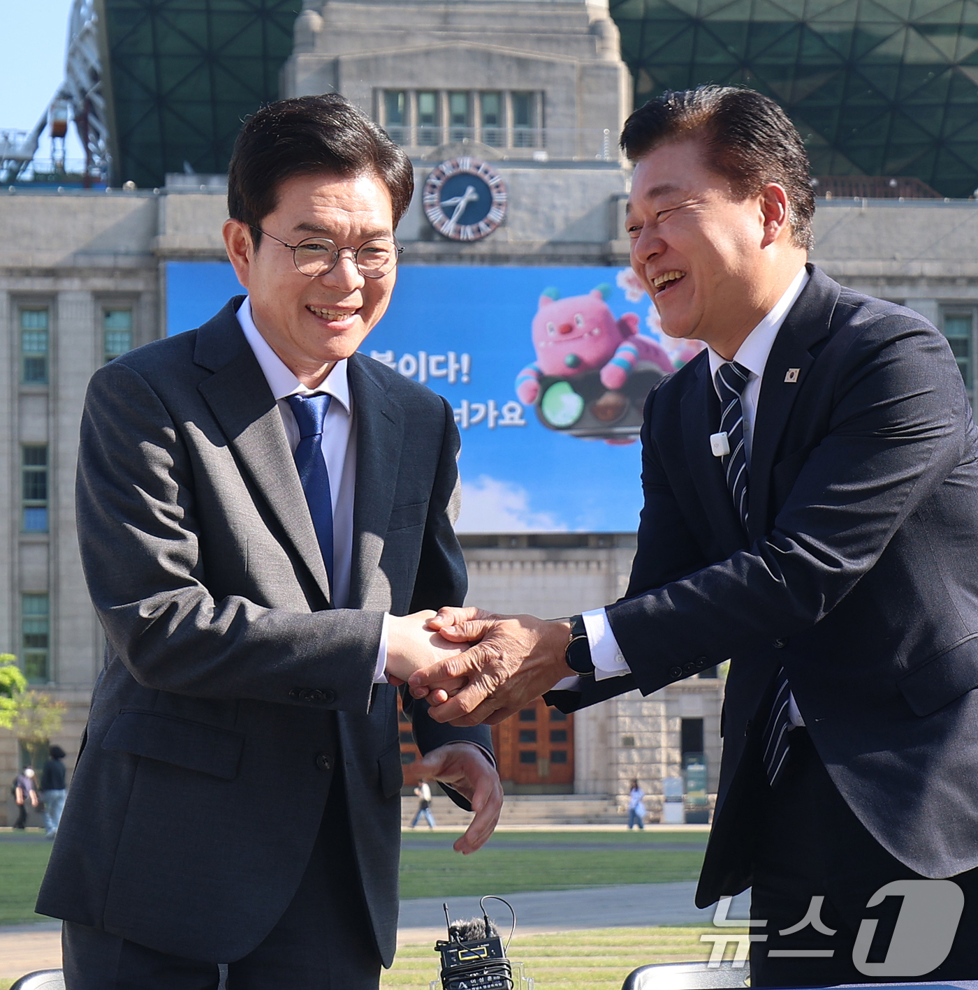 (서울=뉴스1) 오대일 기자 = 정원오 더불어민주당 서울시장 후보와 신용한 더불어민주당 충북도지사 후보가 13일 서울시청 앞 광장에서 열린 "대한민국의 미래를 함께 열겠습니다" 서 …