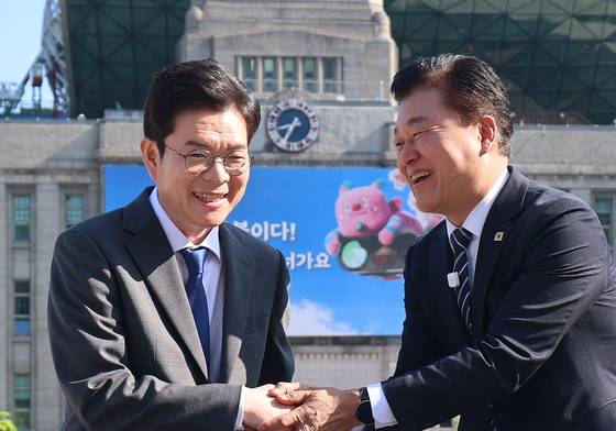 악수하는 정원오·신용한 후보