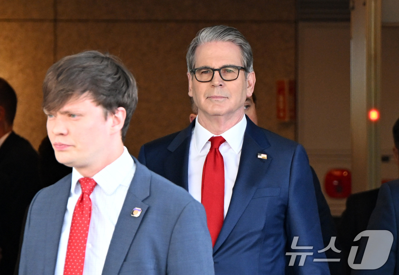 (인천공항=뉴스1) 안은나 기자 = 스콧 베선트 미국 재무부 장관이 13일 오전 인천국제공항 1터미널에 도착해 이동하고 있다.베선트는 이날 이재명 대통령과 허리펑 중국 국무원 부총 …