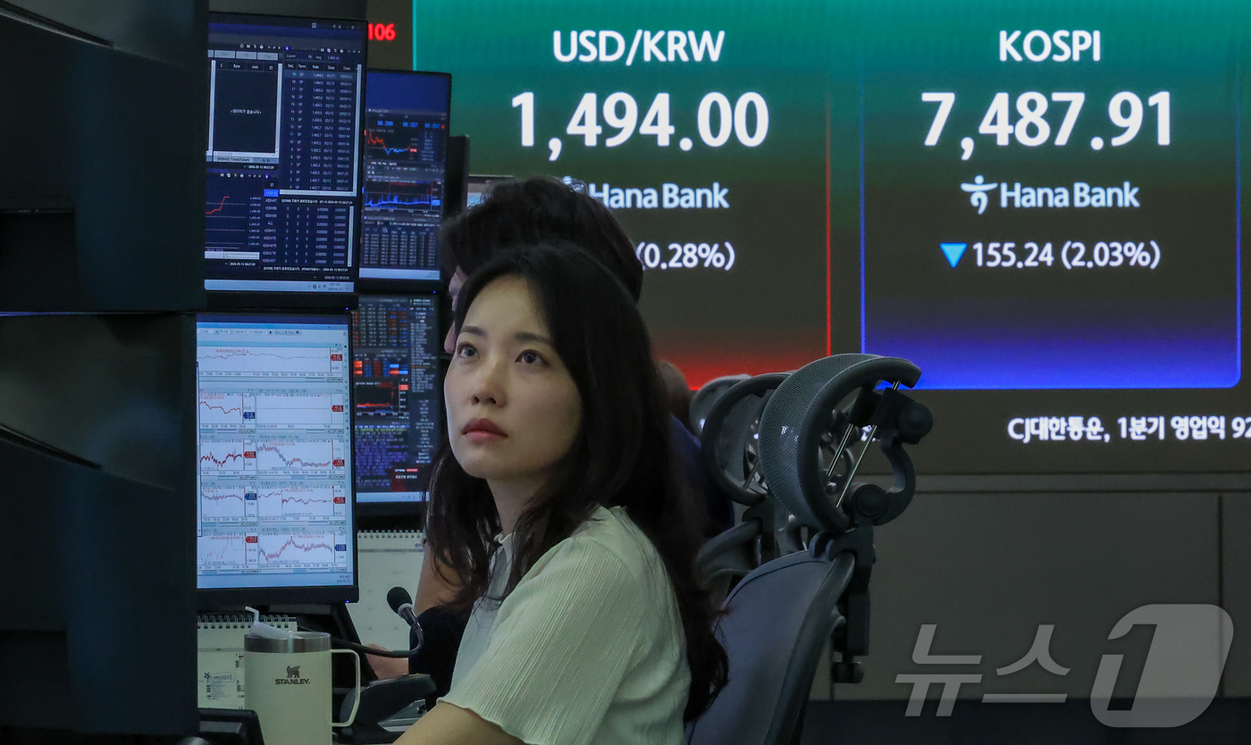(서울=뉴스1) 이종수 인턴기자 = 코스피가 장 초반 7500선 아래로 밀린 13일 서울 중구 하나은행 딜링룸 전광판에 코스피 지수, 원·달러 환율이 표시돼 있다. 이날 코스피는 …