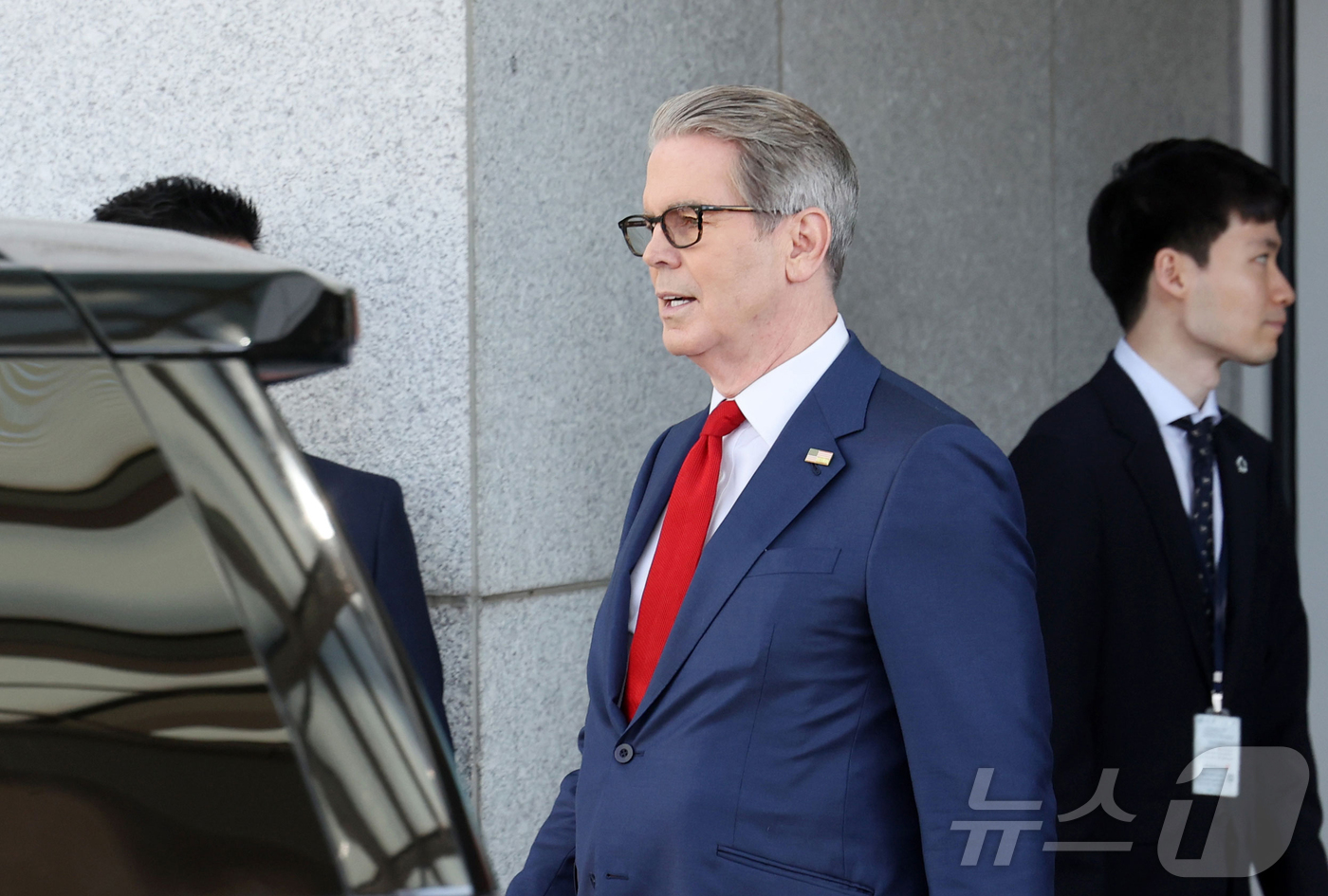 (인천공항=뉴스1) 안은나 기자 = 스콧 베선트 미국 재무부 장관이 13일 오전 인천국제공항을 통해 입국하고 있다. 베선트 장관은 이날 이재명 대통령과 허리펑 중국 국무원 부총리를 …