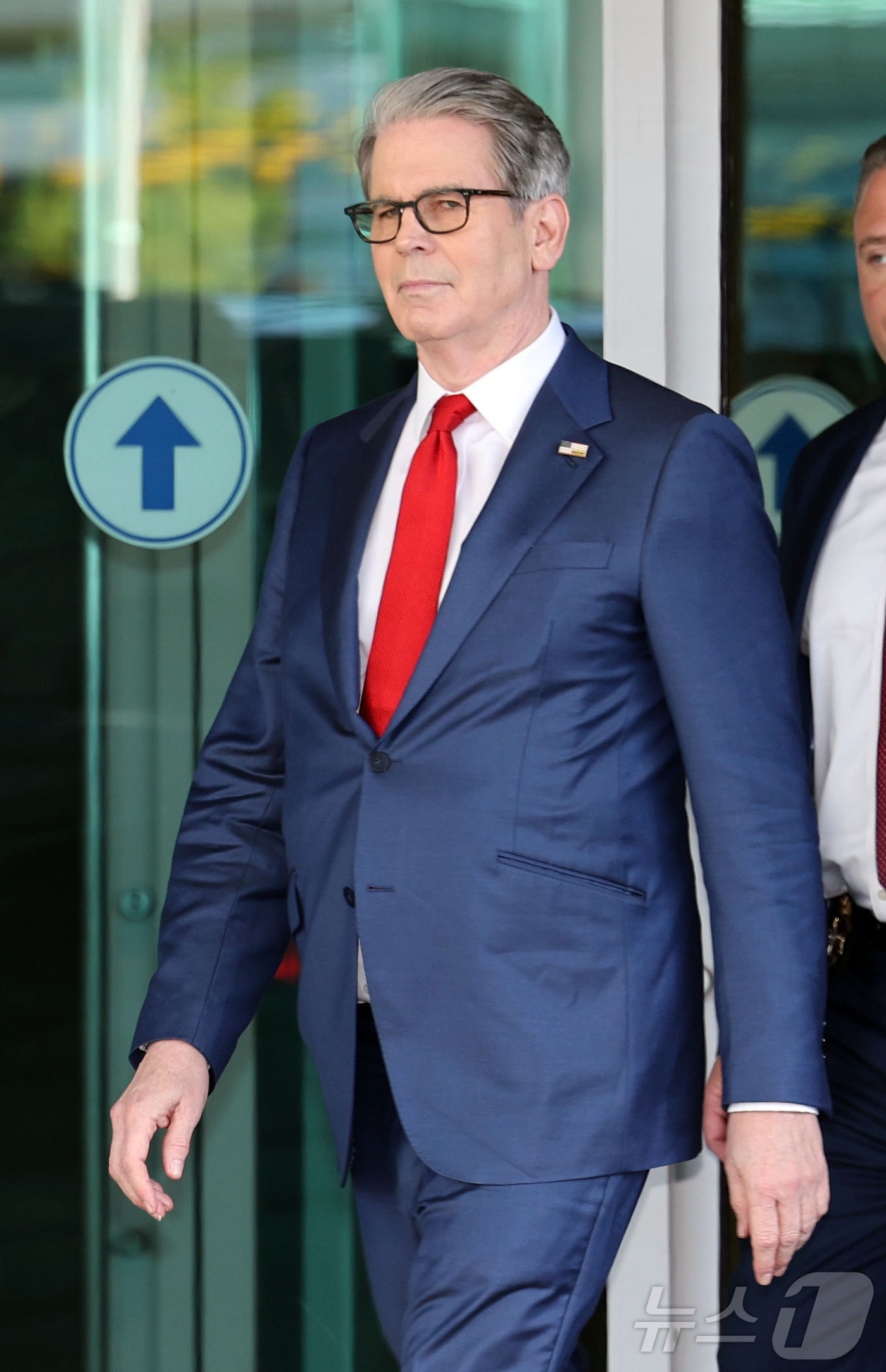 (인천공항=뉴스1) 안은나 기자 = 스콧 베선트 미국 재무부 장관이 13일 오전 인천국제공항을 통해 입국하고 있다. 베선트 장관은 이날 이재명 대통령과 허리펑 중국 국무원 부총리를 …