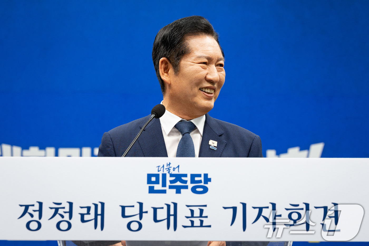 (서울=뉴스1) 유승관 기자 = 정청래 더불어민주당 대표가 6·3 지방선거를 21일 앞둔 13일 서울 여의도 국회에서 기자회견을 하고 있다. 2026.5.13/뉴스1