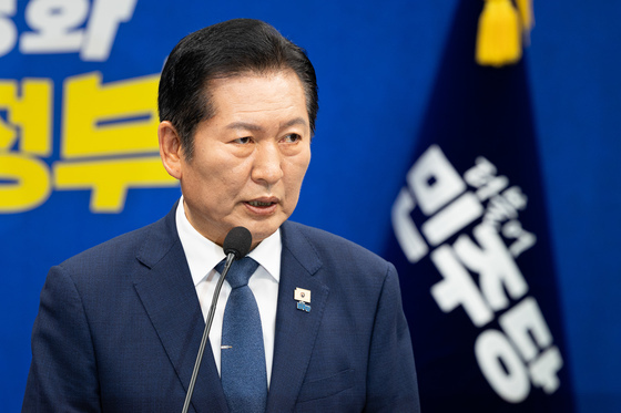 기자회견하는 정청래 대표