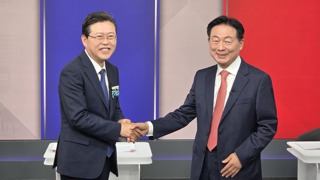 악수하는 장기수-박찬우 천안시장 후보