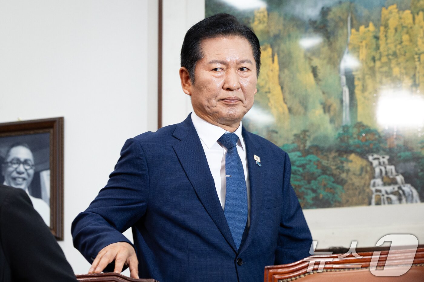본문 이미지 - 정청래 더불어민주당 대표가 6·3 지방선거를 21일 앞둔 13일 서울 여의도 국회에서 열린 기자회견에 참석하고 있다. 2026.5.13 ⓒ 뉴스1 유승관 기자