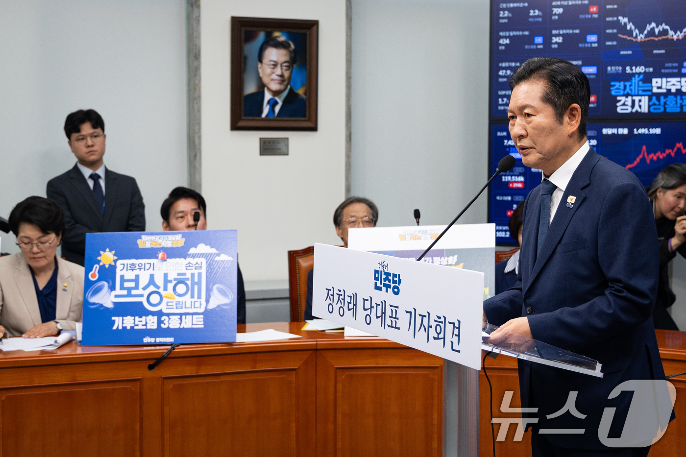 (서울=뉴스1) 유승관 기자 = 정청래 더불어민주당 대표가 6·3 지방선거를 21일 앞둔 13일 서울 여의도 국회에서 기자회견을 하고 있다. 2026.5.13/뉴스1