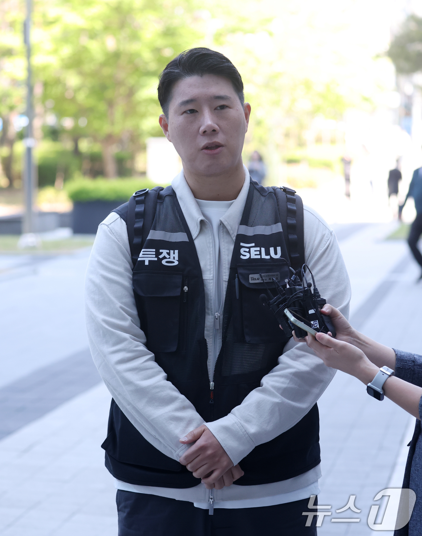 (수원=뉴스1) 김영운 기자 = 최승호 초기업노조 삼성전자지부 위원장이 13일 경기 수원시 영통구 수원지방법원에서 열린 삼성전자 노조 위법 쟁의행위 금지 가처분 신청 2차 심문 출 …