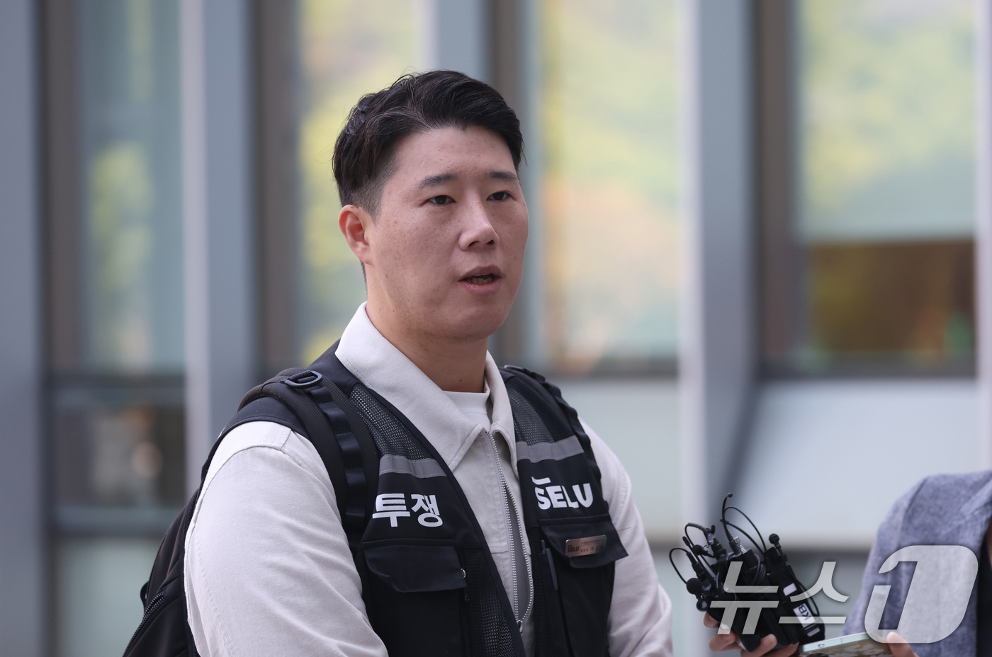 (수원=뉴스1) 김영운 기자 = 최승호 초기업노조 삼성전자지부 위원장이 13일 경기 수원시 영통구 수원지방법원에서 열린 삼성전자 노조 위법 쟁의행위 금지 가처분 신청 2차 심문 출 …