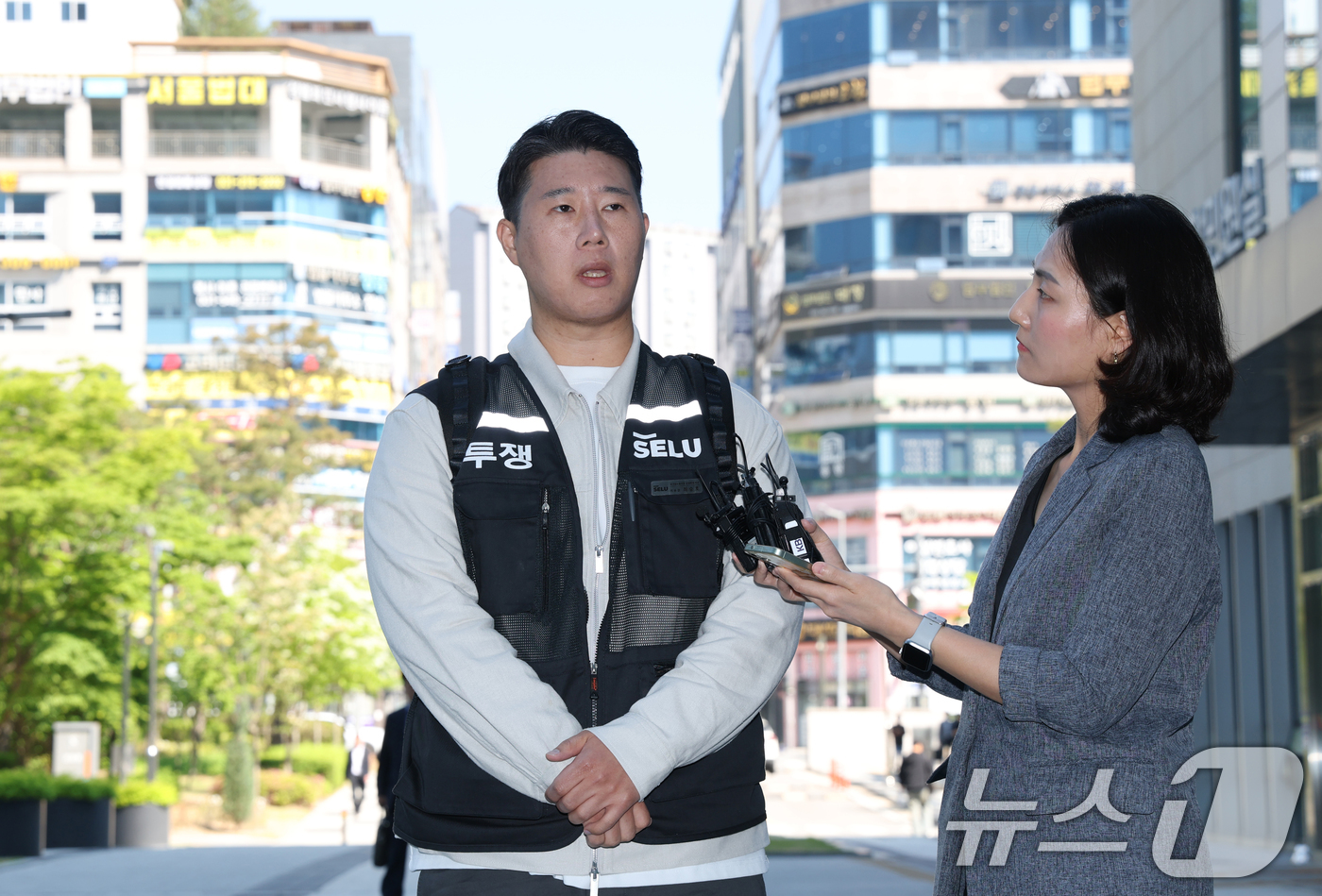 (수원=뉴스1) 김영운 기자 = 최승호 초기업노조 삼성전자지부 위원장이 13일 경기 수원시 영통구 수원지방법원에서 열린 삼성전자 노조 위법 쟁의행위 금지 가처분 신청 2차 심문 출 …