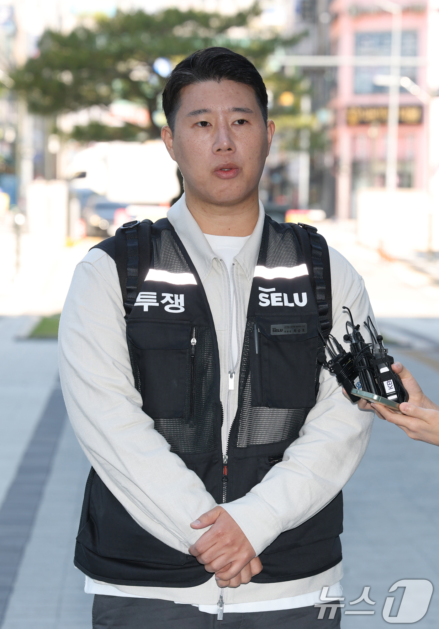(수원=뉴스1) 김영운 기자 = 최승호 초기업노조 삼성전자지부 위원장이 13일 경기 수원시 영통구 수원지방법원에서 열린 삼성전자 노조 위법 쟁의행위 금지 가처분 신청 2차 심문 출 …