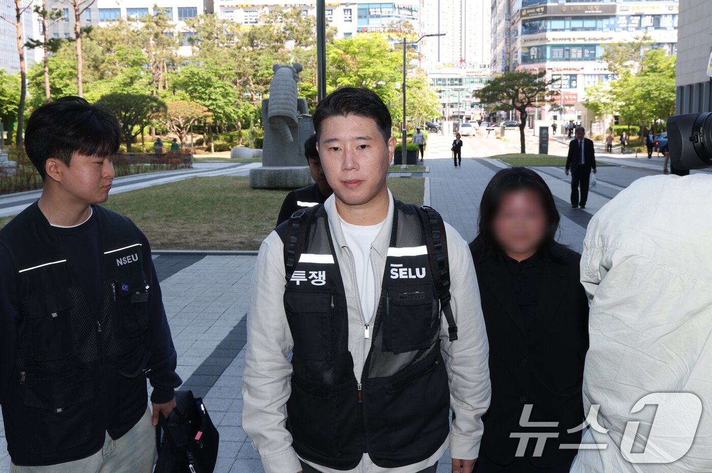 본문 이미지 - 최승호 초기업노조 삼성전자지부 위원장이 13일 경기 수원시 영통구 수원지방법원에서 열린 삼성전자 노조 위법 쟁의행위 금지 가처분 신청 2차 심문 출석하고 있다. 2026.5.13 ⓒ 뉴스1 김영운 기자