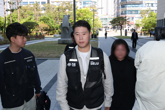 수원지법 들어서는 최승호 위원장