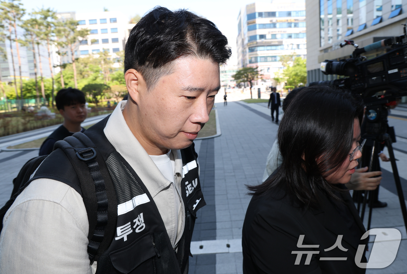 (수원=뉴스1) 김영운 기자 = 최승호 초기업노조 삼성전자지부 위원장이 13일 경기 수원시 영통구 수원지방법원에서 열린 삼성전자 노조 위법 쟁의행위 금지 가처분 신청 2차 심문 출 …
