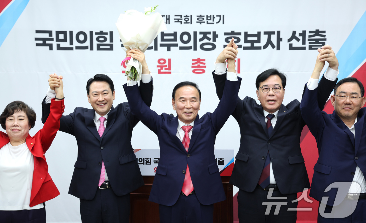 (서울=뉴스1) 신웅수 기자 = 장동혁 국민의힘 대표가 13일 서울 여의도 국회에서 열린 제22대 국회 후반기 국회부의장 후보자 선출 의원총회에서 후보로 선출된 박덕흠 의원과 손을 …