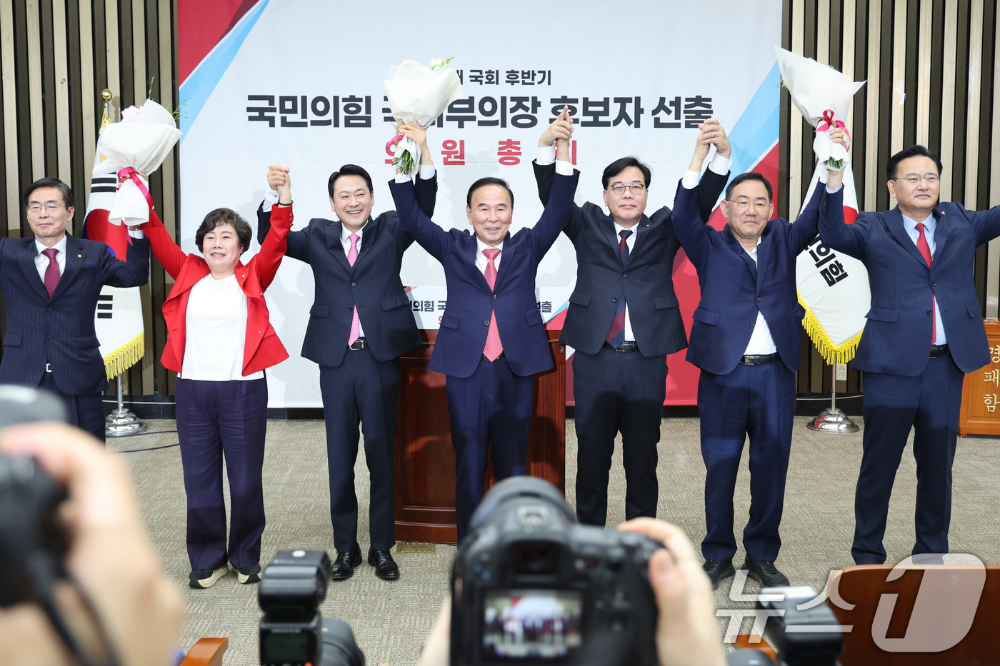 (서울=뉴스1) 신웅수 기자 = 장동혁 국민의힘 대표가 13일 서울 여의도 국회에서 열린 제22대 국회 후반기 국회부의장 후보자 선출 의원총회에서 후보로 선출된 박덕흠 의원과 손을 …
