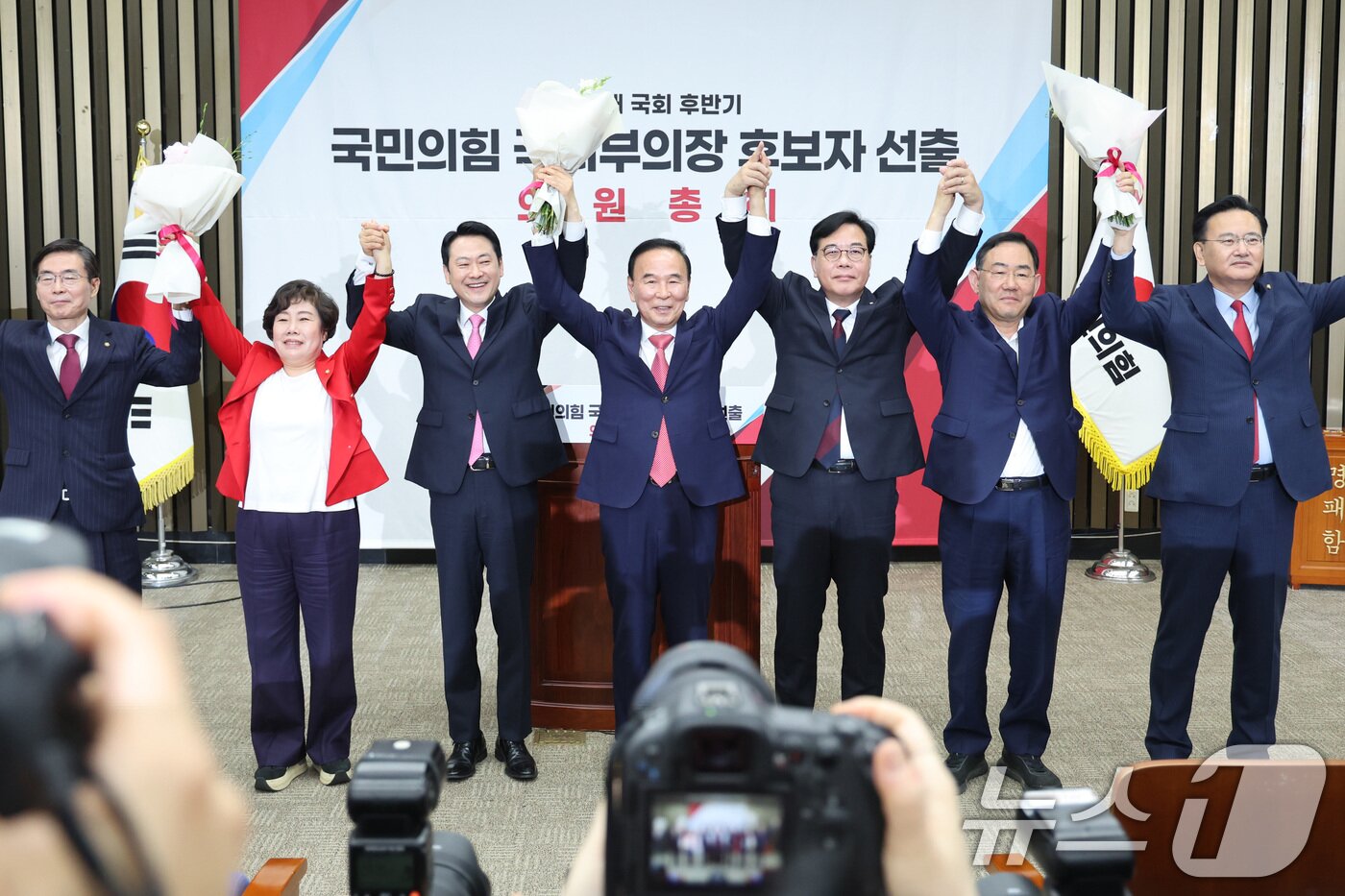 본문 이미지 - 장동혁 국민의힘 대표가 13일 서울 여의도 국회에서 열린 제22대 국회 후반기 국회부의장 후보자 선출 의원총회에서 후보로 선출된 박덕흠 의원과 손을 맞잡고 인사하고 있다. 2026.5.13 ⓒ 뉴스1 신웅수 기자