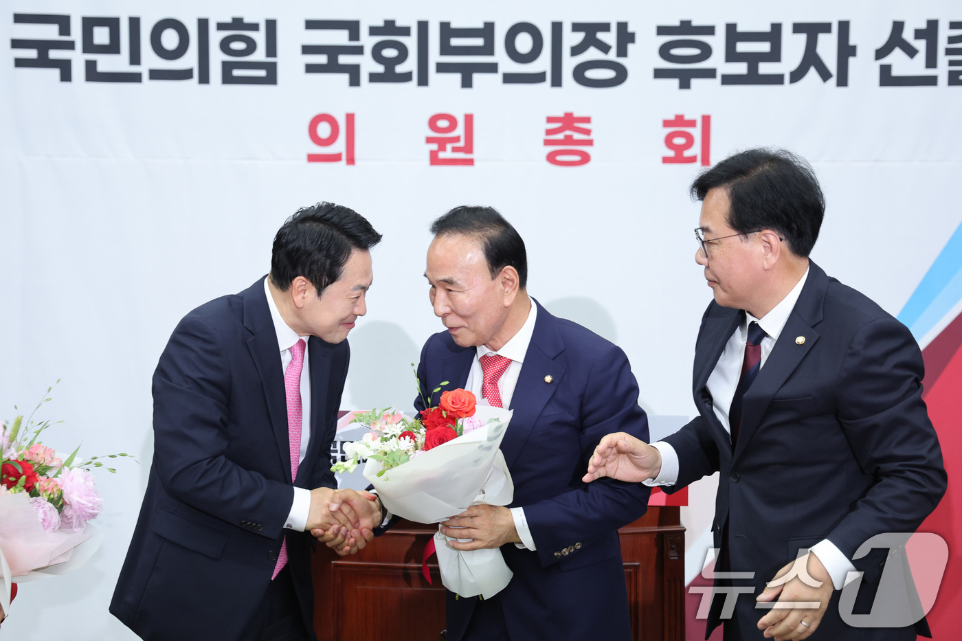 (서울=뉴스1) 신웅수 기자 = 장동혁 국민의힘 대표가 13일 서울 여의도 국회에서 열린 제22대 국회 후반기 국회부의장 후보자 선출 의원총회에서 후보로 선출된 박덕흠 의원과 인사 …