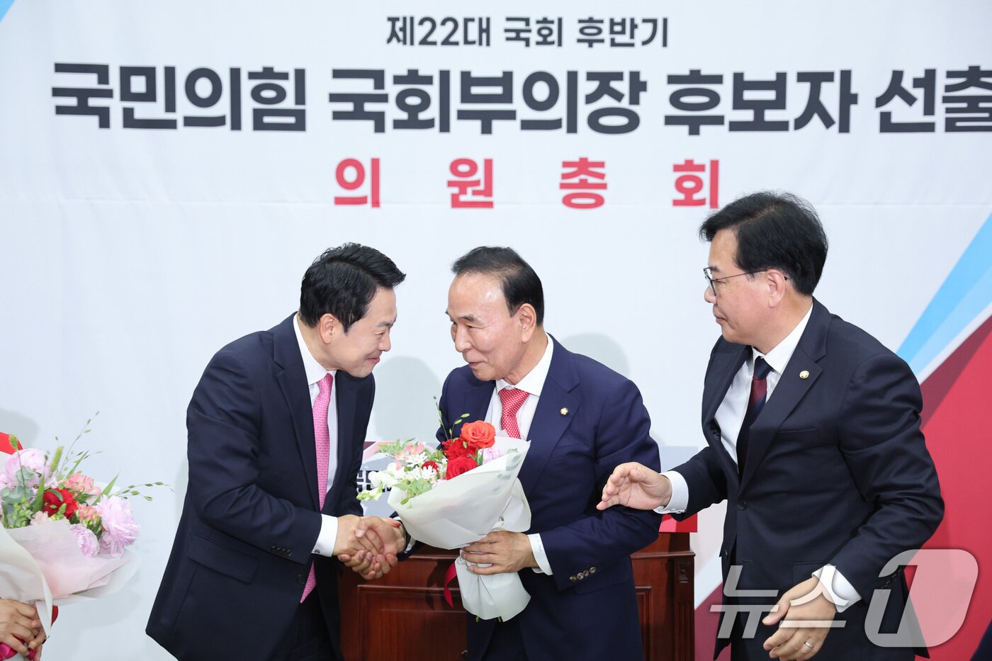 본문 이미지 - 장동혁 국민의힘 대표가 13일 서울 여의도 국회에서 열린 제22대 국회 후반기 국회부의장 후보자 선출 의원총회에서 후보로 선출된 박덕흠 의원과 인사하고 있다. 2026.5.13 ⓒ 뉴스1 신웅수 기자