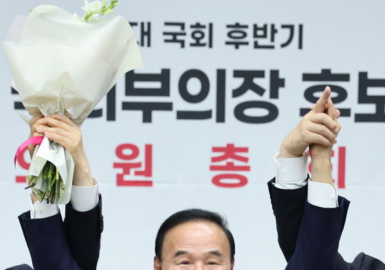 꽃다발 든 박덕흠
