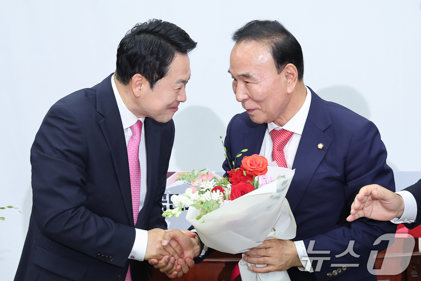 (서울=뉴스1) 신웅수 기자 = 장동혁 국민의힘 대표가 13일 서울 여의도 국회에서 열린 제22대 국회 후반기 국회부의장 후보자 선출 의원총회에서 후보로 선출된 박덕흠 의원과 인사 …