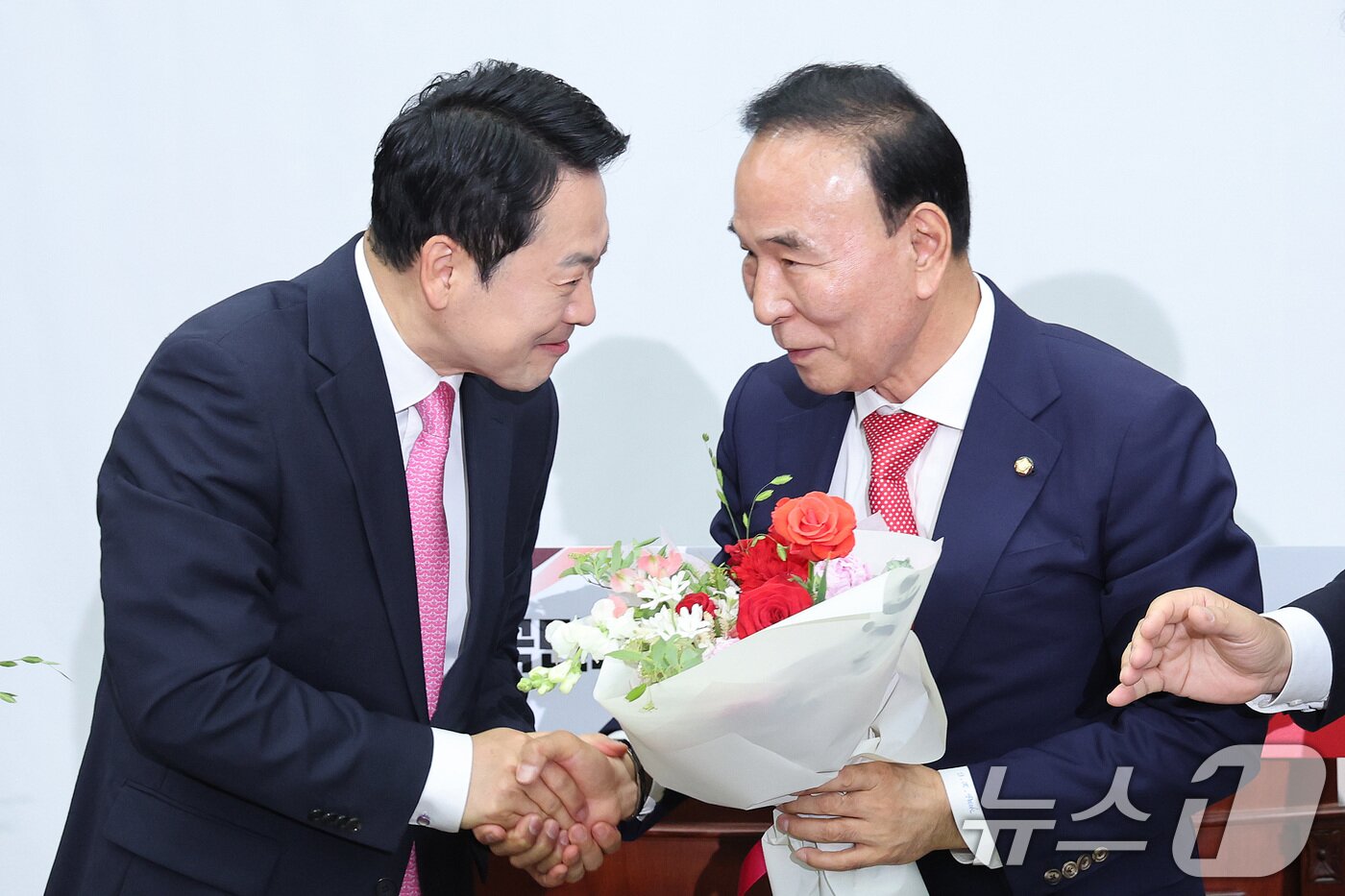 본문 이미지 - 장동혁 국민의힘 대표가 13일 서울 여의도 국회에서 열린 제22대 국회 후반기 국회부의장 후보자 선출 의원총회에서 후보로 선출된 박덕흠 의원과 인사하고 있다. 2026.5.13 ⓒ 뉴스1 신웅수 기자