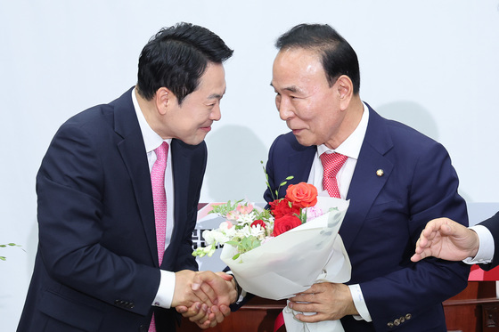 박덕흠 의원에게 축하 인사하는 장동혁 대표