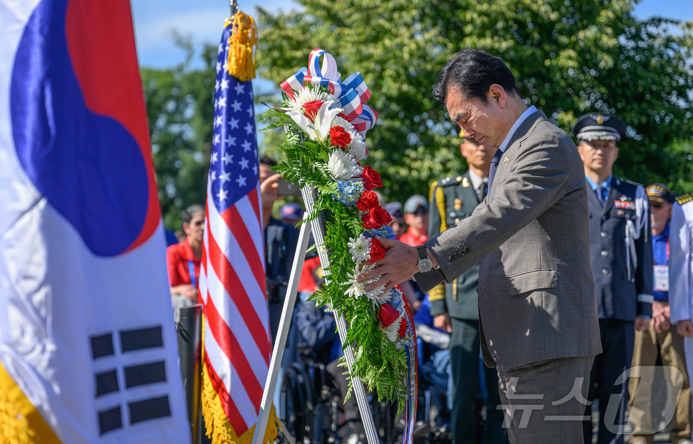 (서울=뉴스1) = 안규백 국방부 장관이 12일(현지시간) 미국 워싱턴 D.C. 한국전 참전용사 기념공원에서 헌화를 하고 있다. (국방부 제공. 재판매 및 DB 금지) 2026.5 …
