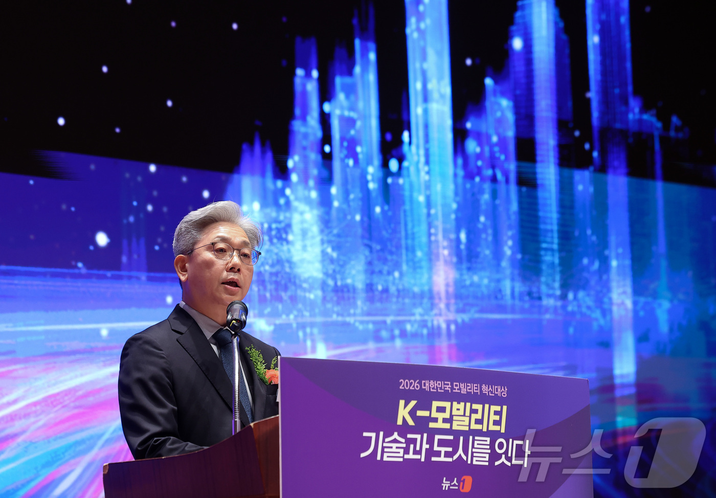 (서울=뉴스1) 김성진 기자 = 이영섭 뉴스1 대표이사가 13일 서울 영등포구 여의도 한국거래소 컨퍼런스홀에서 열린 '2026 대한민국 모빌리티 혁신대상'에서 개회사를 하고 있다. …