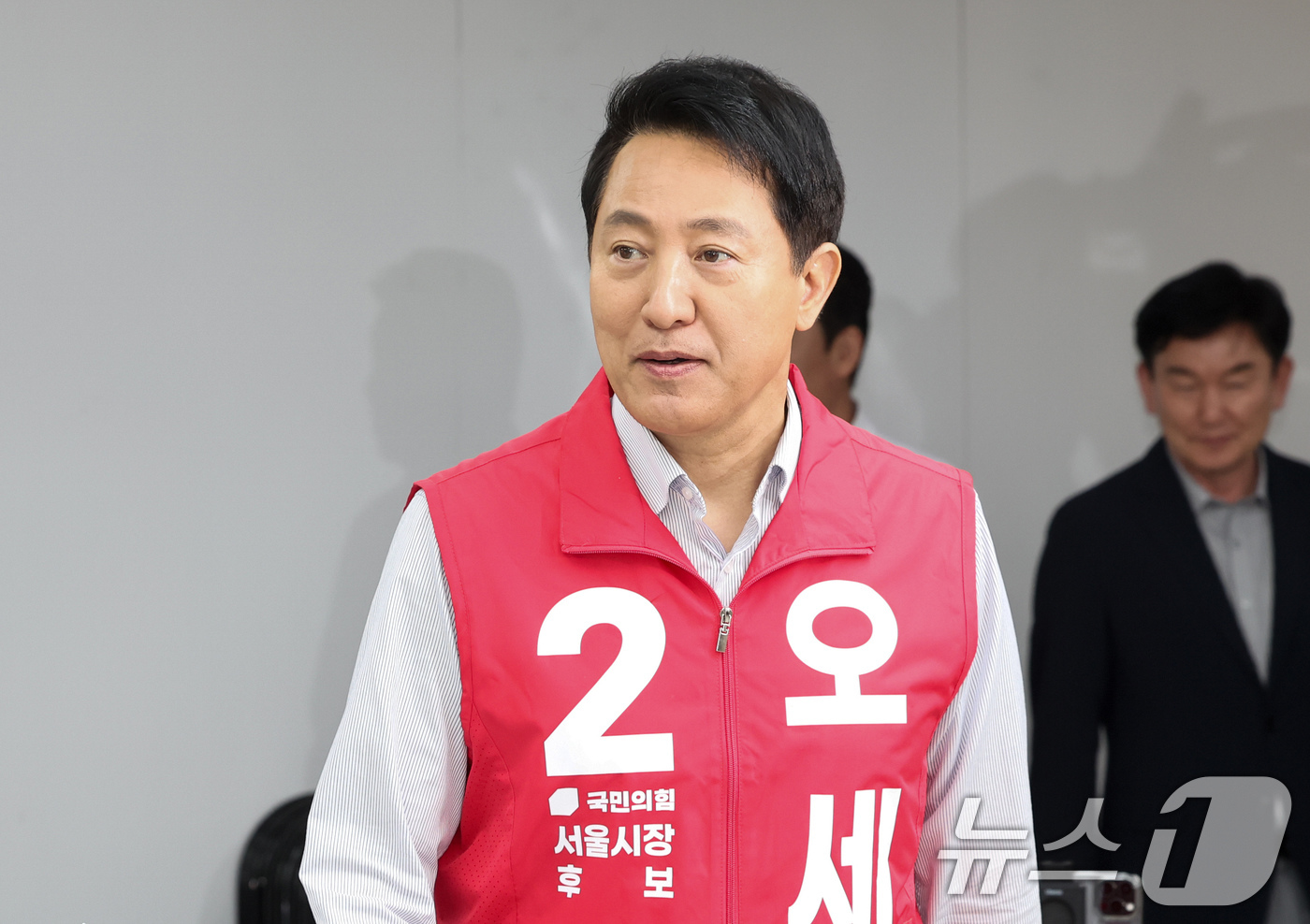 (서울=뉴스1) 임지훈 인턴기자 = 오세훈 국민의힘 서울시장 후보가 13일 오전 서울 종로구 선거사무소에서 ‘동네 상권이 살아야 서울의 경제가 탄탄해집니다’ 소상공인 공약을 하기 …