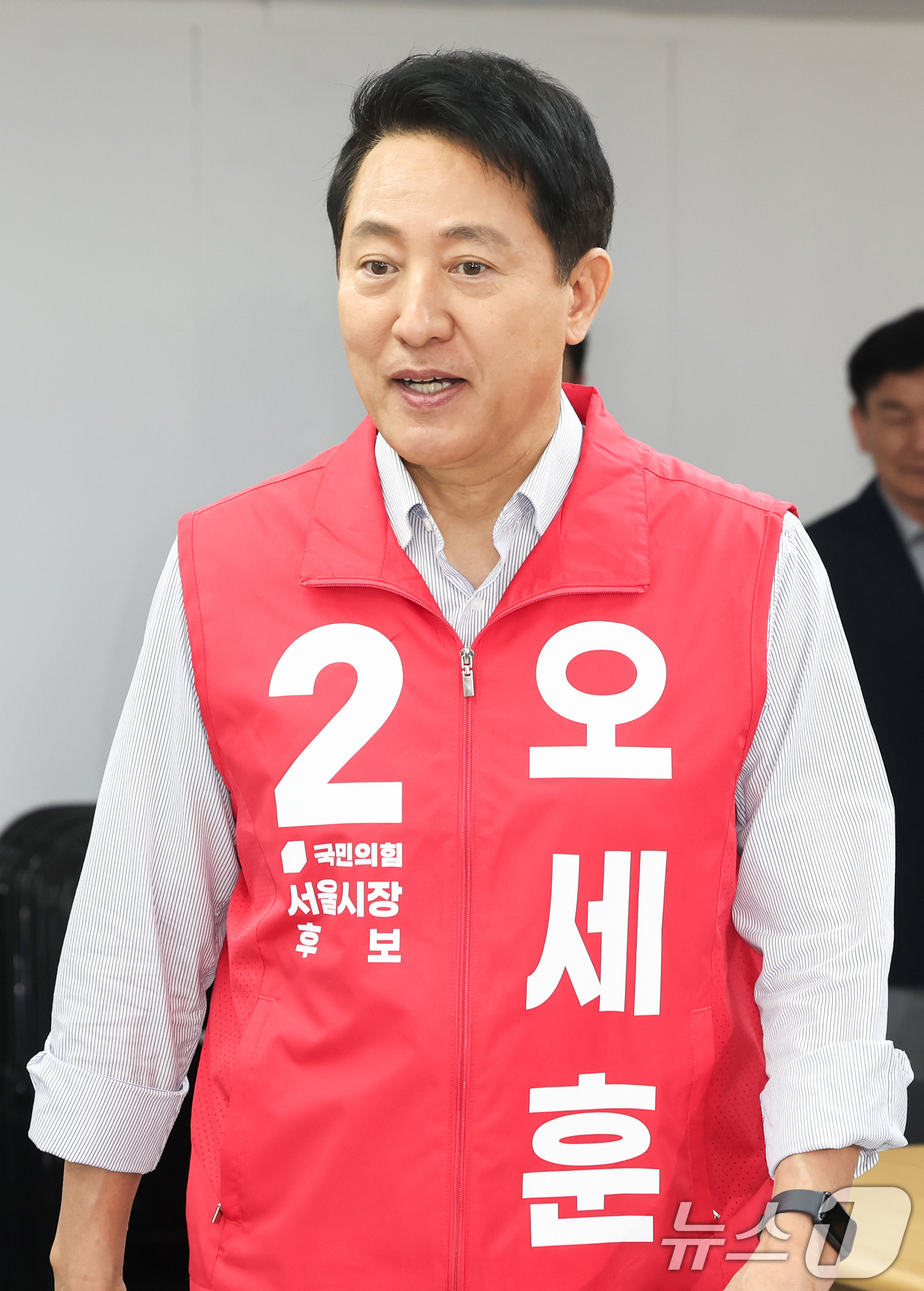 (서울=뉴스1) 임지훈 인턴기자 = 오세훈 국민의힘 서울시장 후보가 13일 오전 서울 종로구 선거사무소에서 ‘동네 상권이 살아야 서울의 경제가 탄탄해집니다’ 소상공인 공약을 하기 …