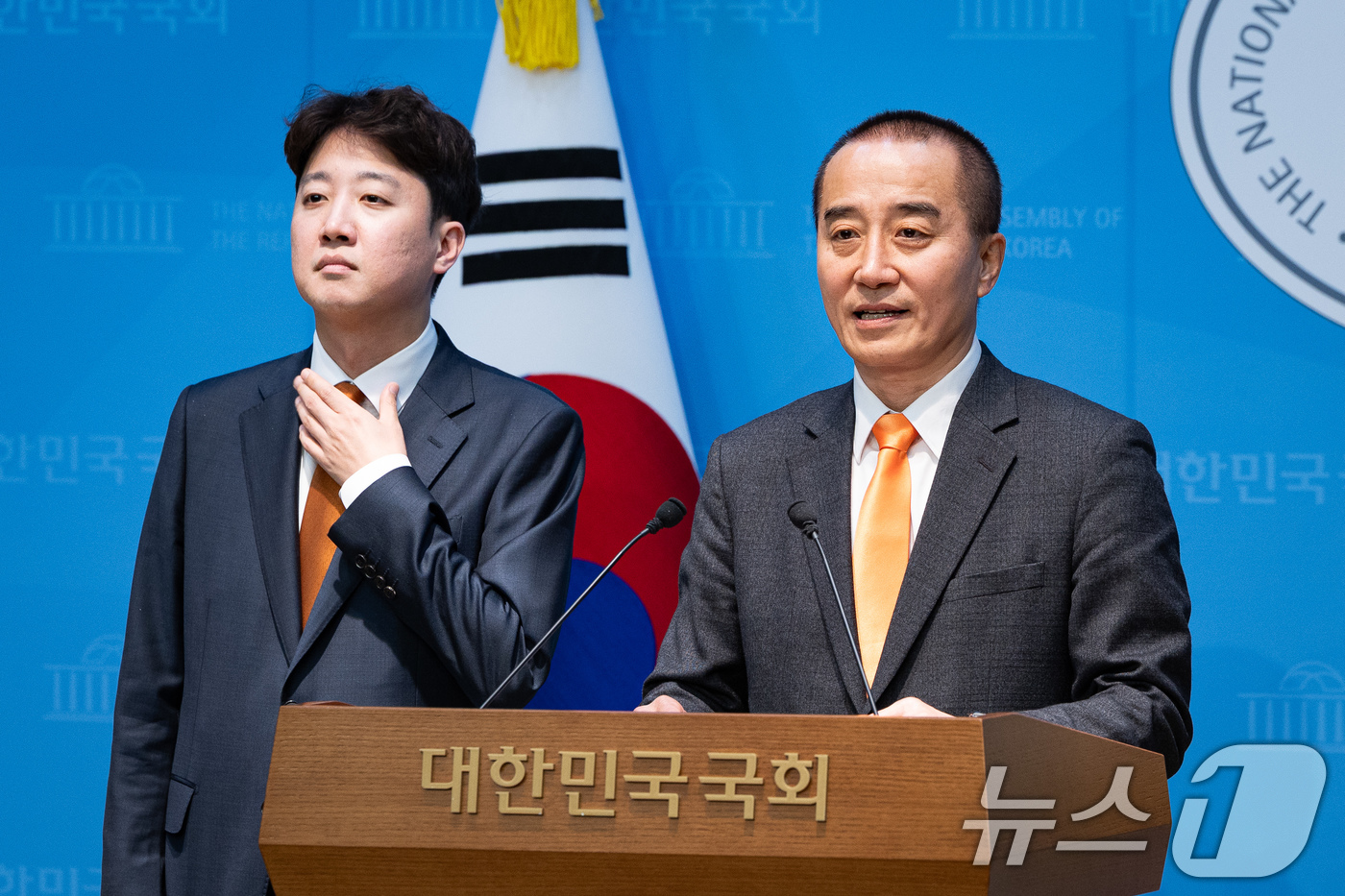 (서울=뉴스1) 유승관 기자 = 정승연 개혁신당 인천 연수구갑 국회의원 후보가 13일 서울 여의도 국회 소통관에서 국민의힘 탈당 및 출마선언 기자회견을 하고 있다.왼쪽은 이준석 개 …