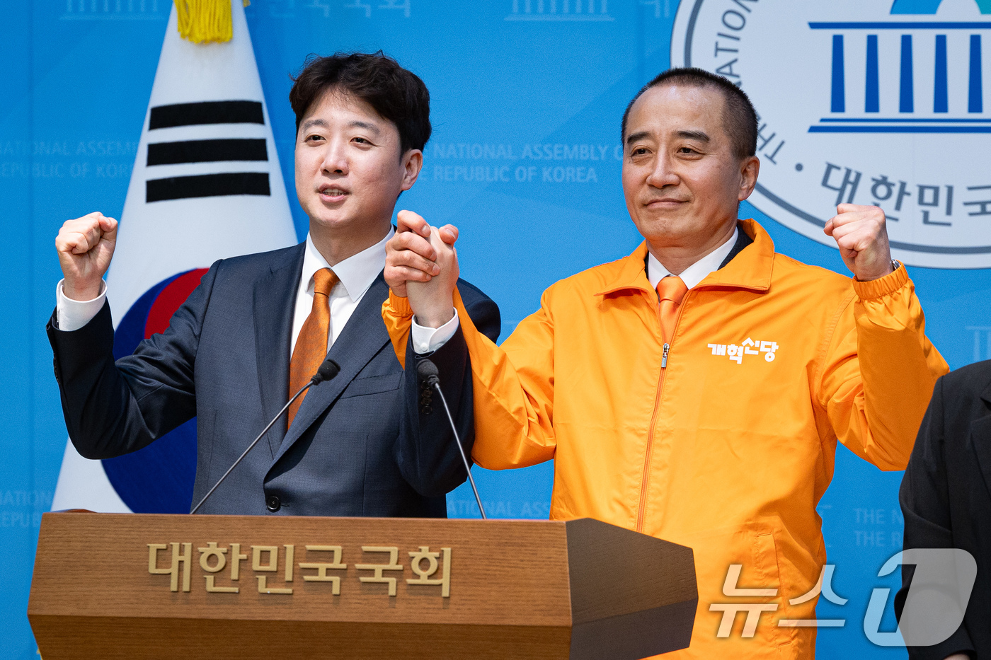 (서울=뉴스1) 유승관 기자 = 정승연 개혁신당 인천 연수구갑 국회의원 후보와 이준석 대표가 13일 서울 여의도 국회 소통관에서 국민의힘 탈당 및 출마선언 기자회견 후 손을 맞잡고 …