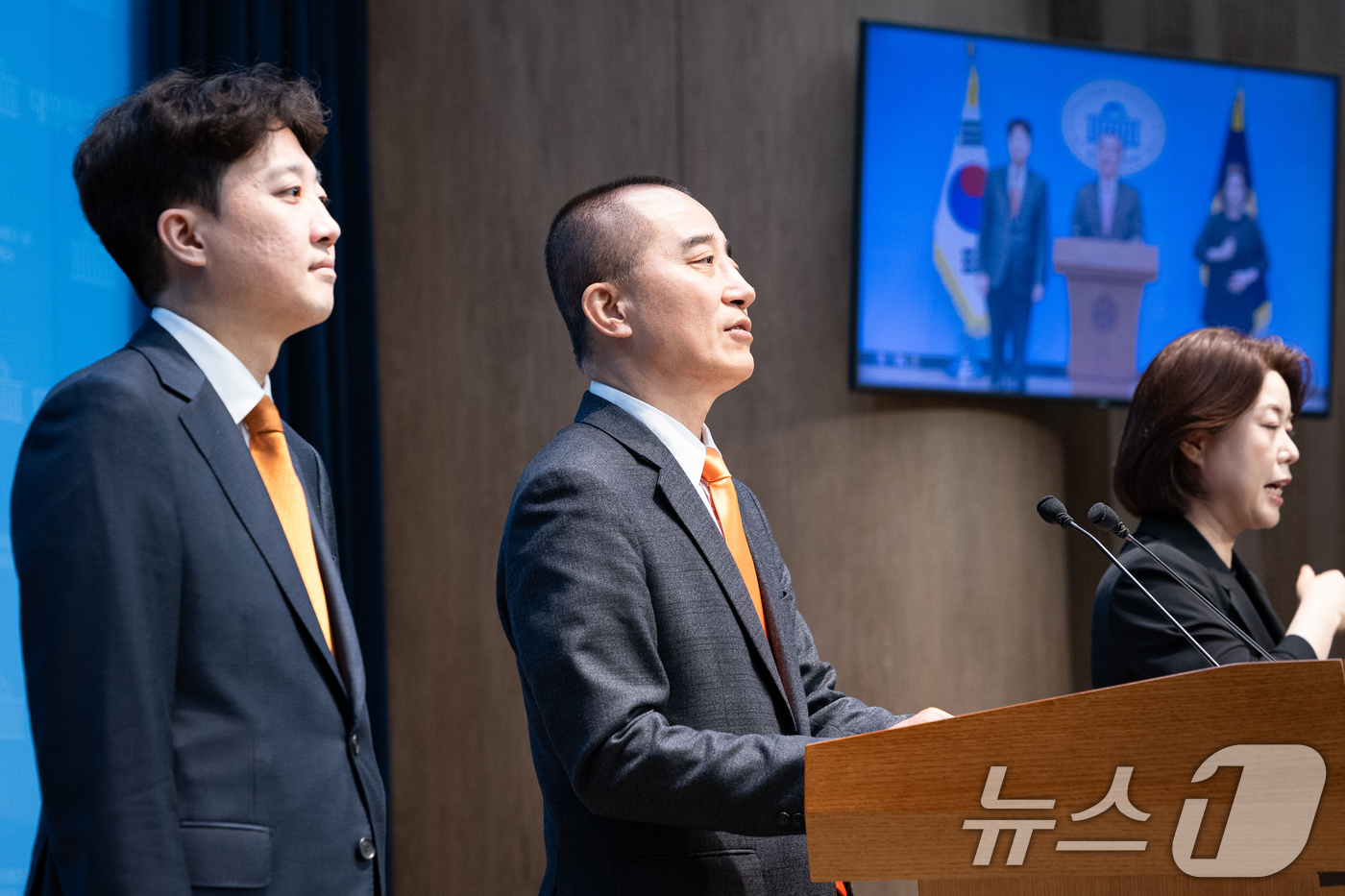 (서울=뉴스1) 유승관 기자 = 정승연 개혁신당 인천 연수구갑 국회의원 후보가 13일 서울 여의도 국회 소통관에서 국민의힘 탈당 및 출마선언 기자회견을 하고 있다.왼쪽은 이준석 개 …
