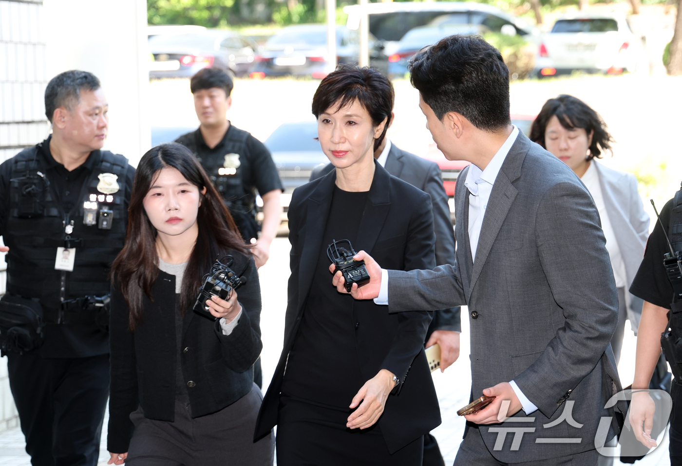 (서울=뉴스1) 최지환 기자 = 노소영 아트센터 나비 관장이 13일 오전 서울 서초구 서울중앙지방법원에서 열린 최태원 SK그룹 회장과의 재산 분할 파기환송심 조정 기일에 출석하고 …