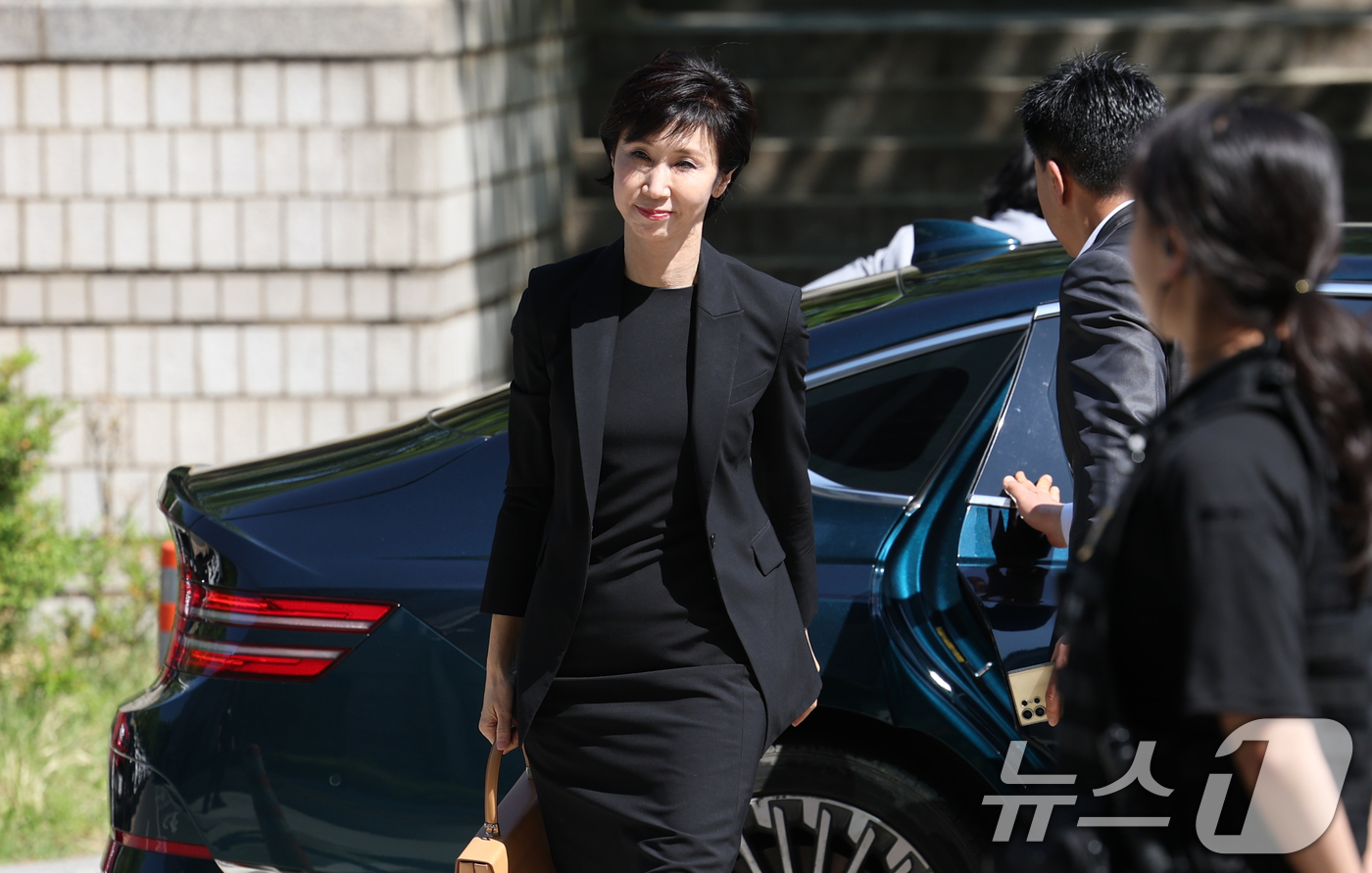 (서울=뉴스1) 최지환 기자 = 노소영 아트센터 나비 관장이 13일 오전 서울 서초구 서울중앙지방법원에서 열린 최태원 SK그룹 회장과의 재산 분할 파기환송심 조정 기일에 출석하고 …