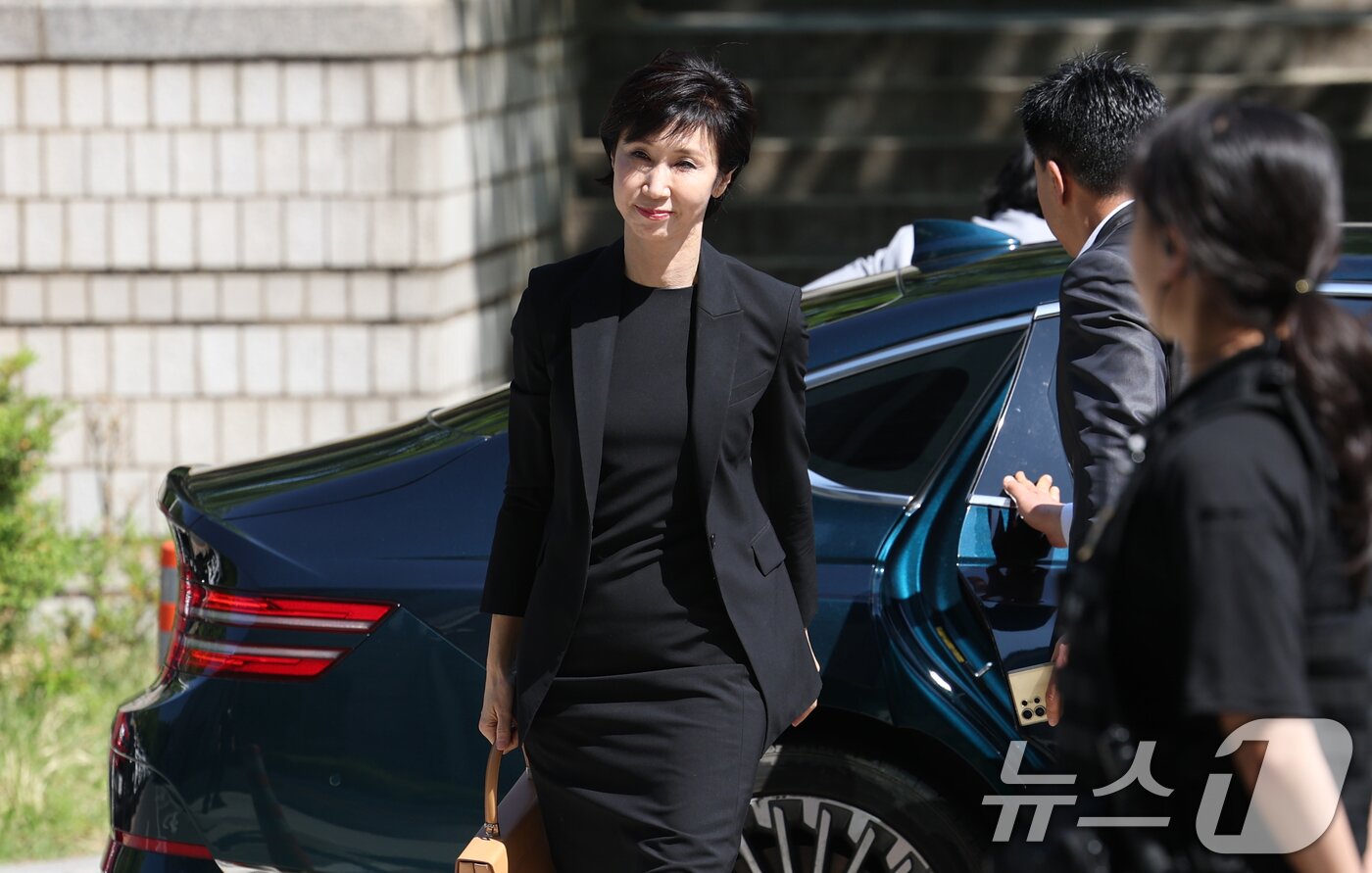 본문 이미지 - 노소영 아트센터 나비 관장이 13일 오전 서울 서초구 서울중앙지방법원에서 열린 최태원 SK그룹 회장과의 재산 분할 파기환송심 조정 기일에 출석하고 있다. (공동취재) 2026.5.13 ⓒ 뉴스1 최지환 기자