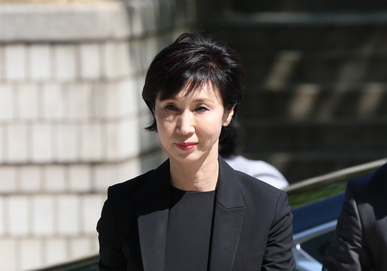 법정으로 들어가는 노소영 관장