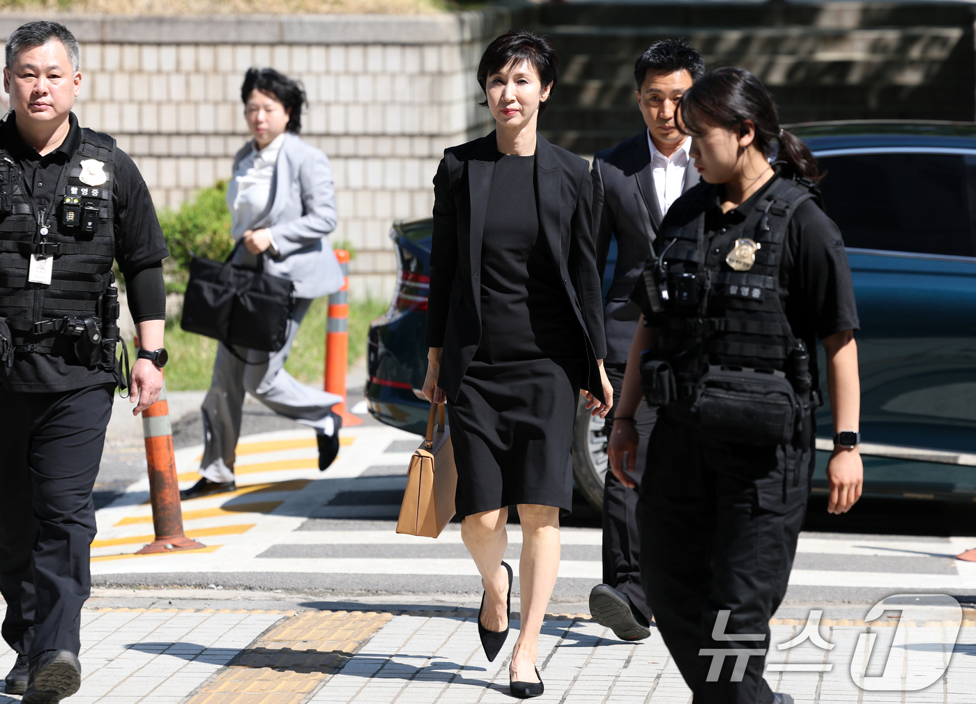 (서울=뉴스1) 최지환 기자 = 노소영 아트센터 나비 관장이 13일 오전 서울 서초구 서울중앙지방법원에서 열린 최태원 SK그룹 회장과의 재산 분할 파기환송심 조정 기일에 출석하고 …