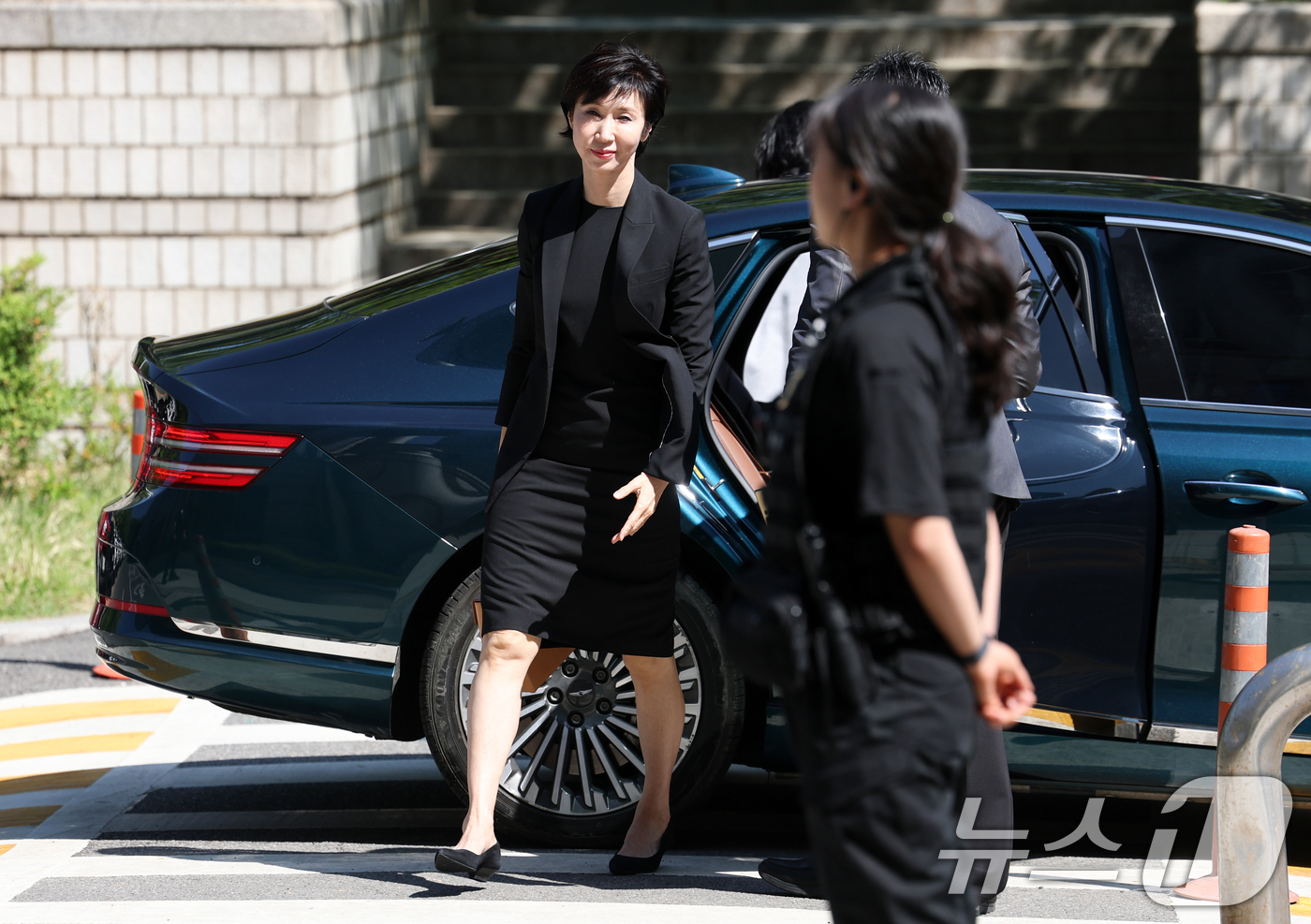 (서울=뉴스1) 최지환 기자 = 노소영 아트센터 나비 관장이 13일 오전 서울 서초구 서울중앙지방법원에서 열린 최태원 SK그룹 회장과의 재산 분할 파기환송심 조정 기일에 출석하고 …