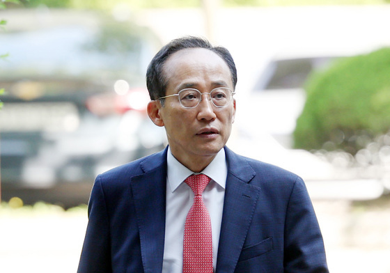 법정 들어가는 '계엄 해제 표결 방해 혐의' 추경호