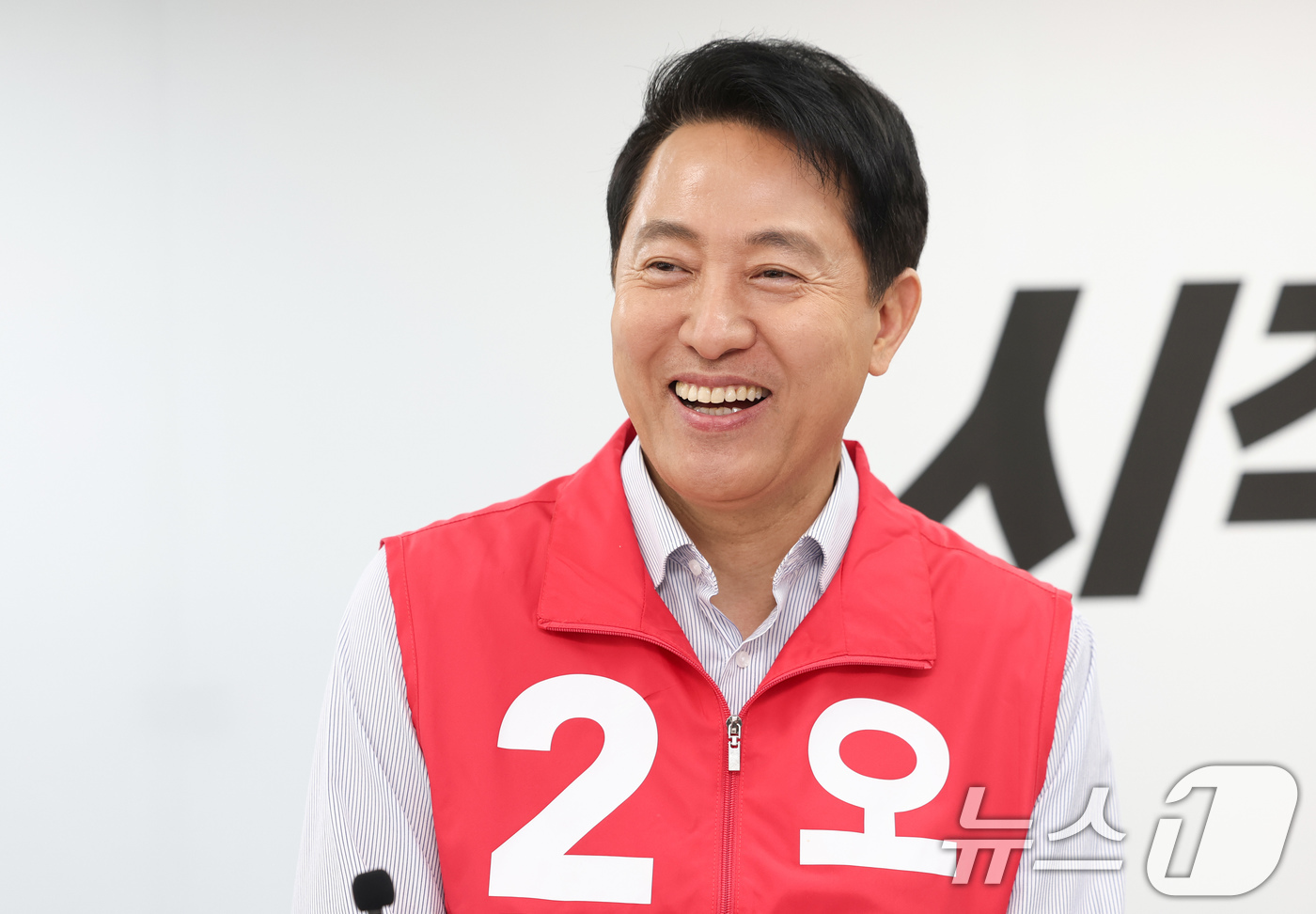 (서울=뉴스1) 임지훈 인턴기자 = 오세훈 국민의힘 서울시장 후보가 13일 오전 서울 종로구 선거사무소에서 ‘동네 상권이 살아야 서울의 경제가 탄탄해집니다’ 소상공인 공약 발표를 …