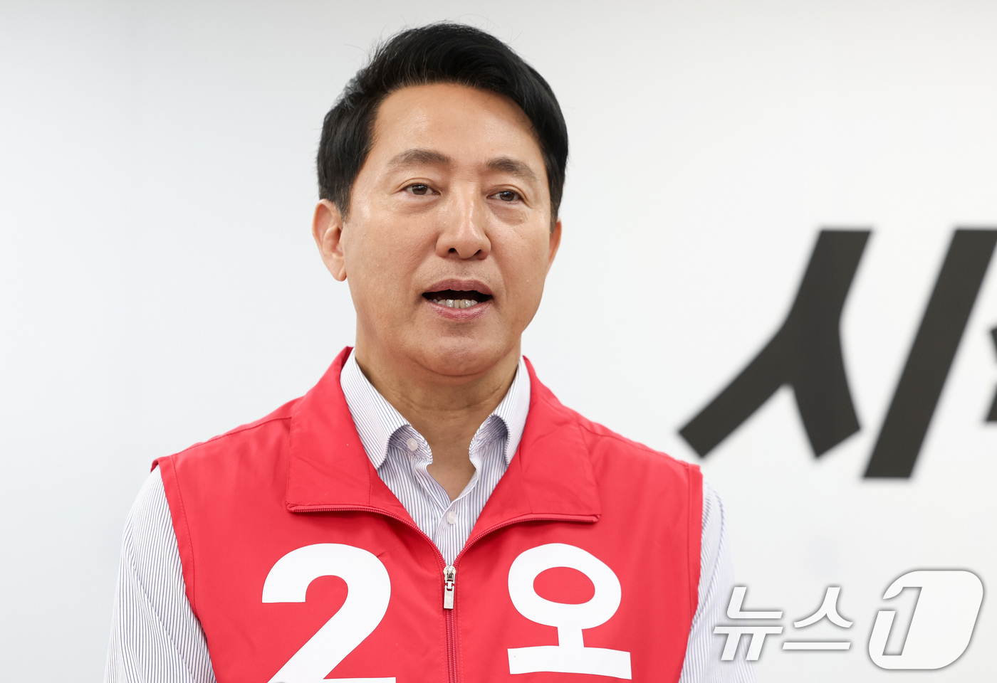 (서울=뉴스1) 임지훈 인턴기자 = 오세훈 국민의힘 서울시장 후보가 13일 오전 서울 종로구 선거사무소에서 ‘동네 상권이 살아야 서울의 경제가 탄탄해집니다’ 소상공인 공약 발표를 …