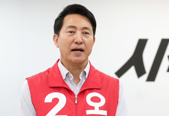 취재진 질문에 답하는 오세훈 후보