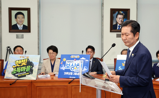 기자회견 발언 마치고 자리로 향하는 정청래 대표
