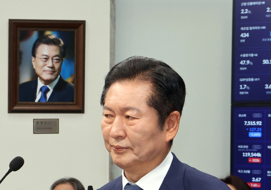 자리로 향하는 정청래 대표
