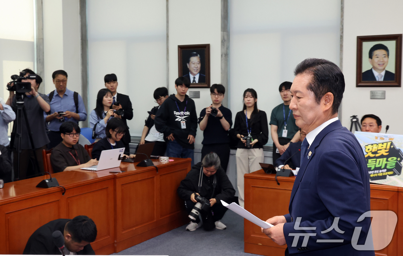 (서울=뉴스1) 황기선 기자 = 정청래 더불어민주당 대표가 6·3 지방선거를 21일 앞둔 13일 서울 여의도 국회에서 기자회견을 마치고 이석하고 있다.  2026.5.13/뉴스1